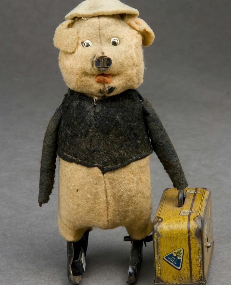 What's in Pig's Suitcase?